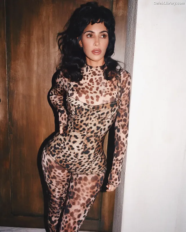 Kim Kardashian photo 12 of 4170