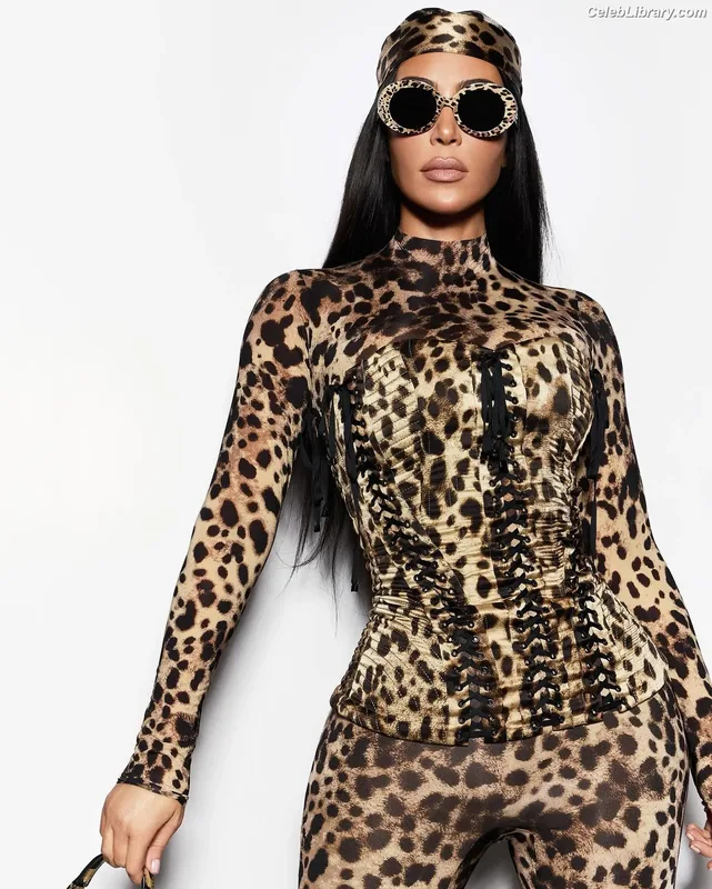 Kim Kardashian photo 19 of 4170