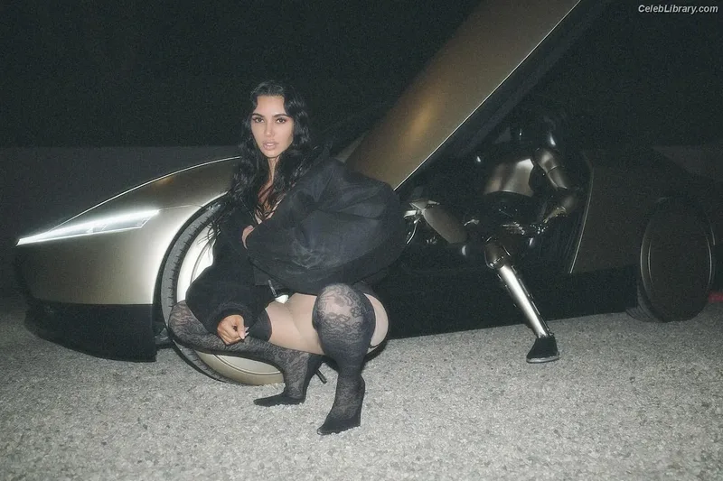 Kim Kardashian photo 21 of 4170