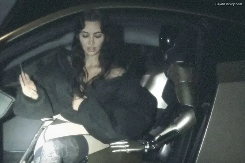 Kim Kardashian photo 22 of 4170