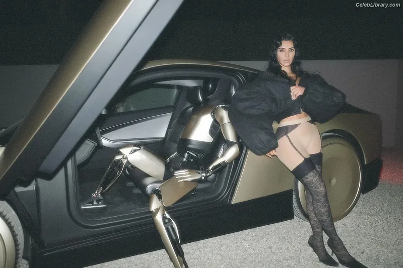 Kim Kardashian photo 3 of 4170