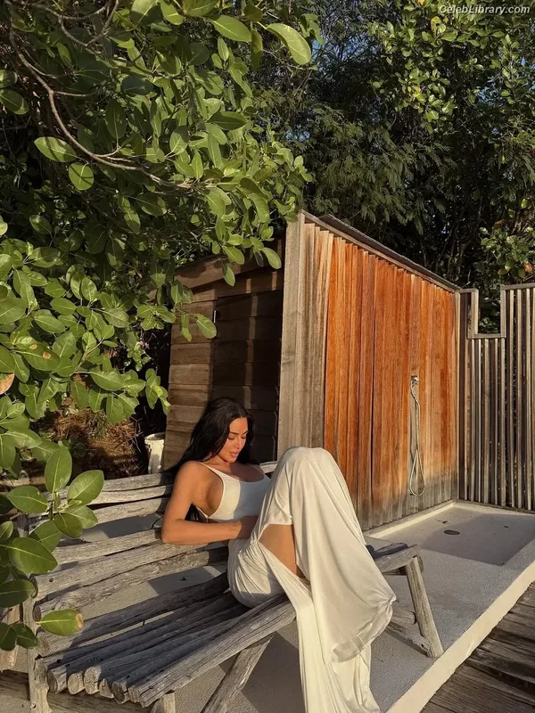 Kim Kardashian photo 8 of 4170