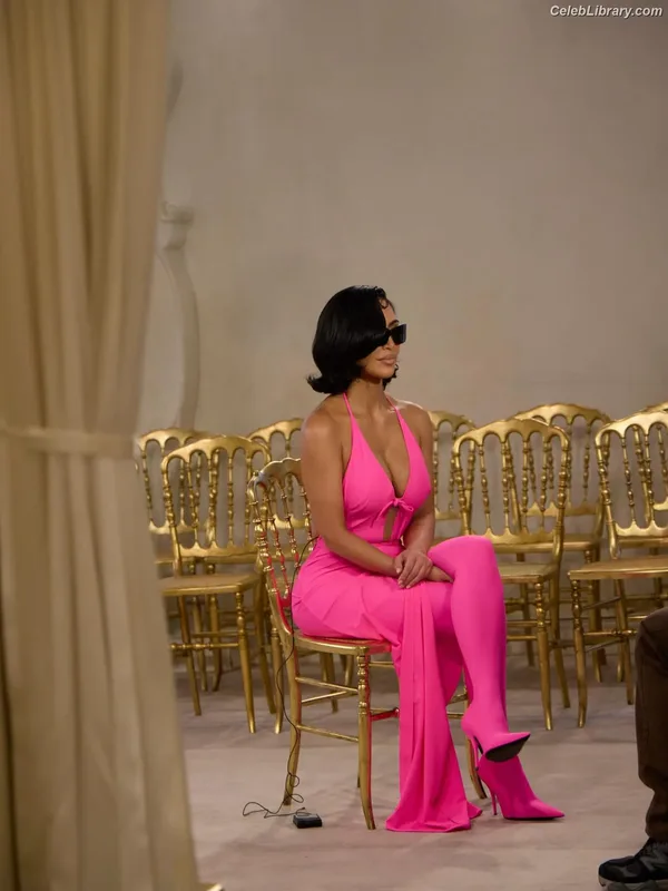 Kim Kardashian photo 16 of 4170