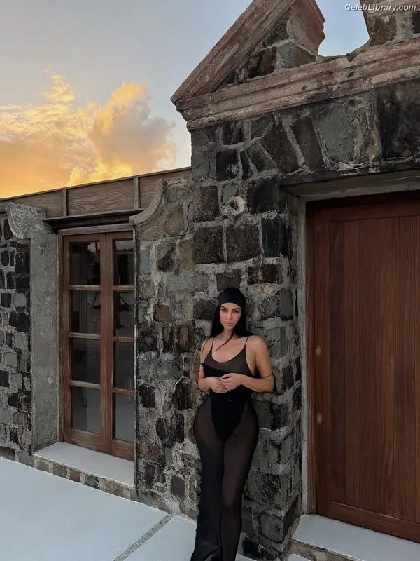 Kim Kardashian photo 21 of 4170