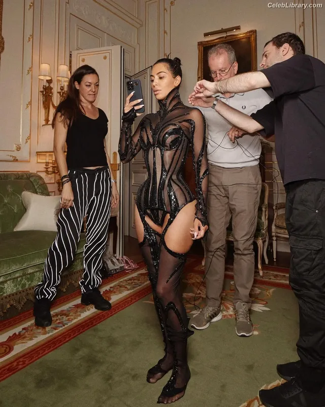 Kim Kardashian photo 3 of 4170