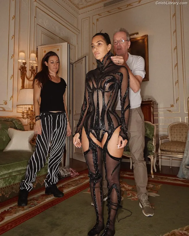Kim Kardashian photo 4 of 4170