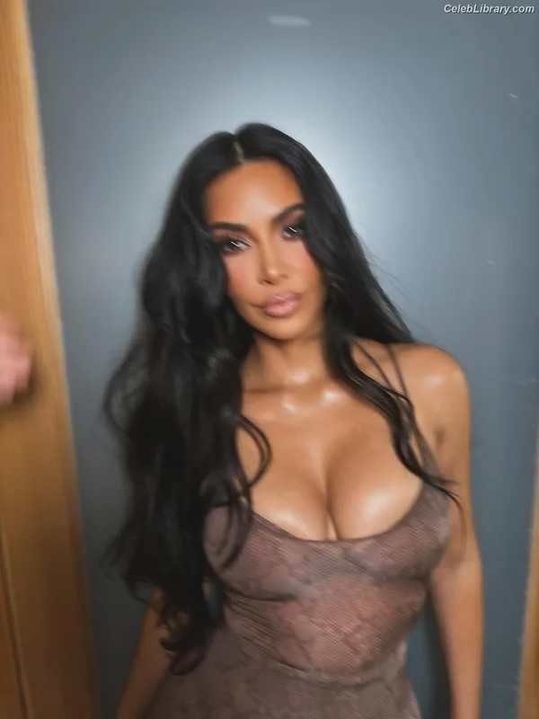 Kim Kardashian photo 6 of 4170