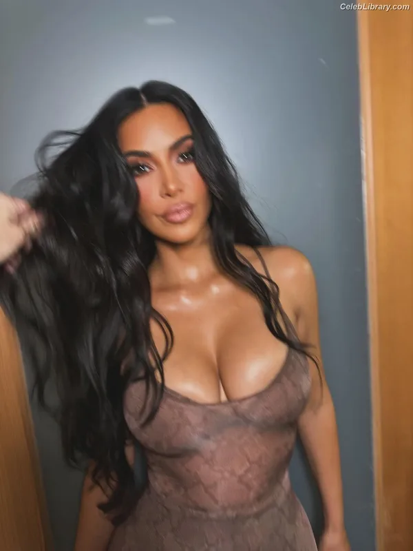 Kim Kardashian photo 7 of 4170
