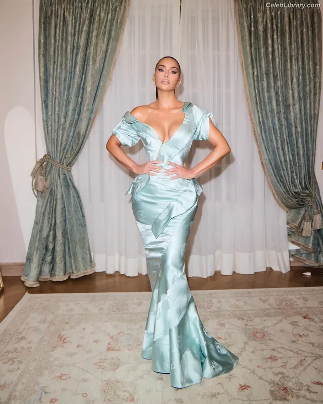 Kim Kardashian photo 12 of 4170