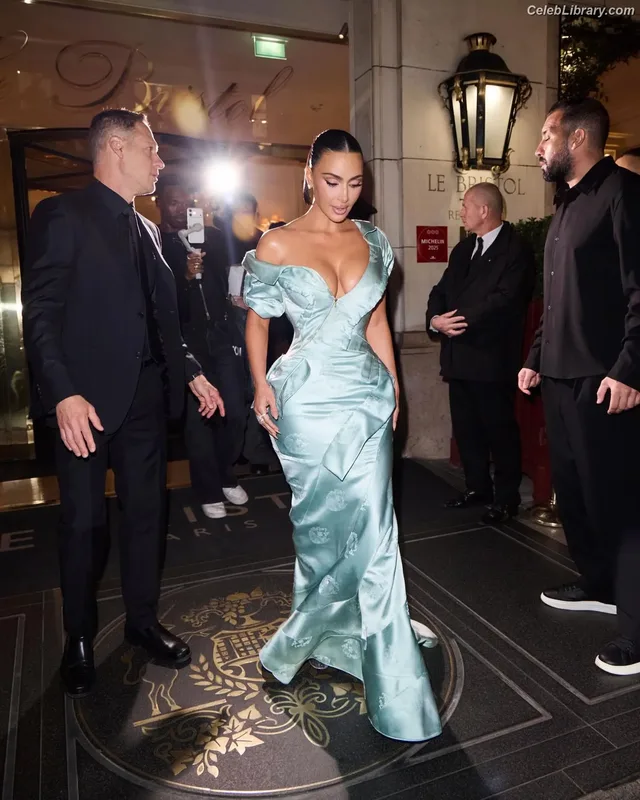Kim Kardashian photo 13 of 4170