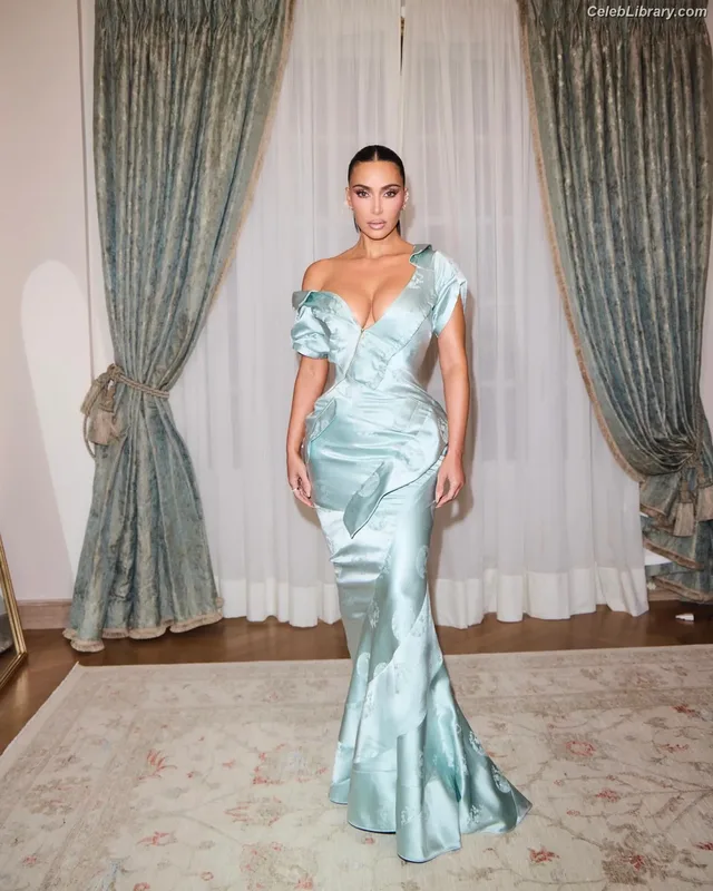 Kim Kardashian photo 15 of 4170