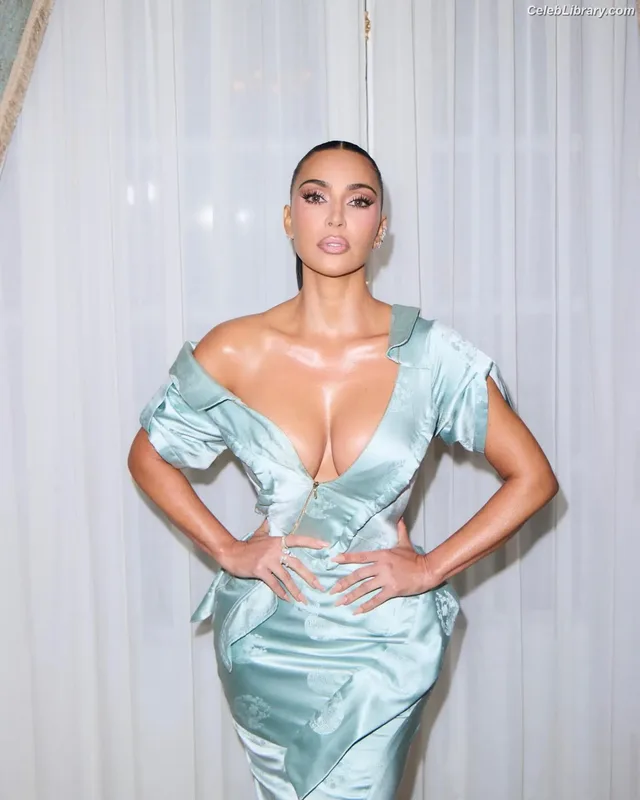 Kim Kardashian photo 18 of 4170