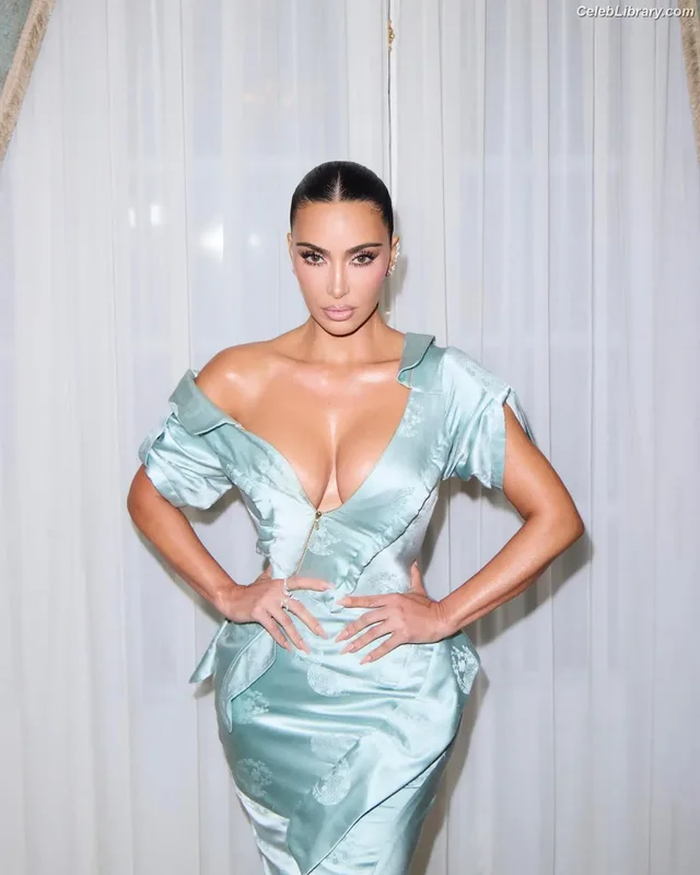 Kim Kardashian photo 20 of 4170
