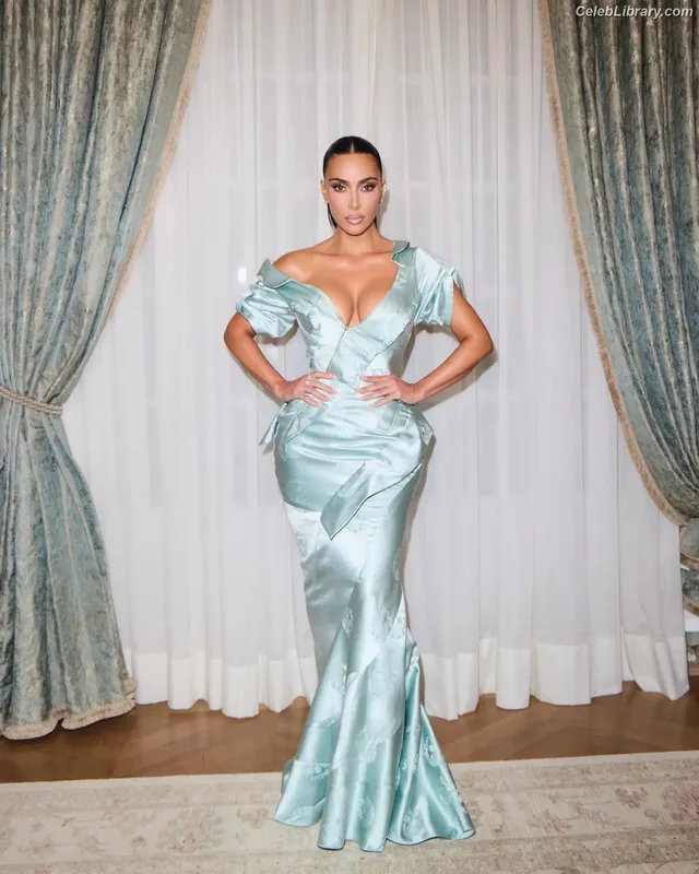 Kim Kardashian photo 21 of 4170