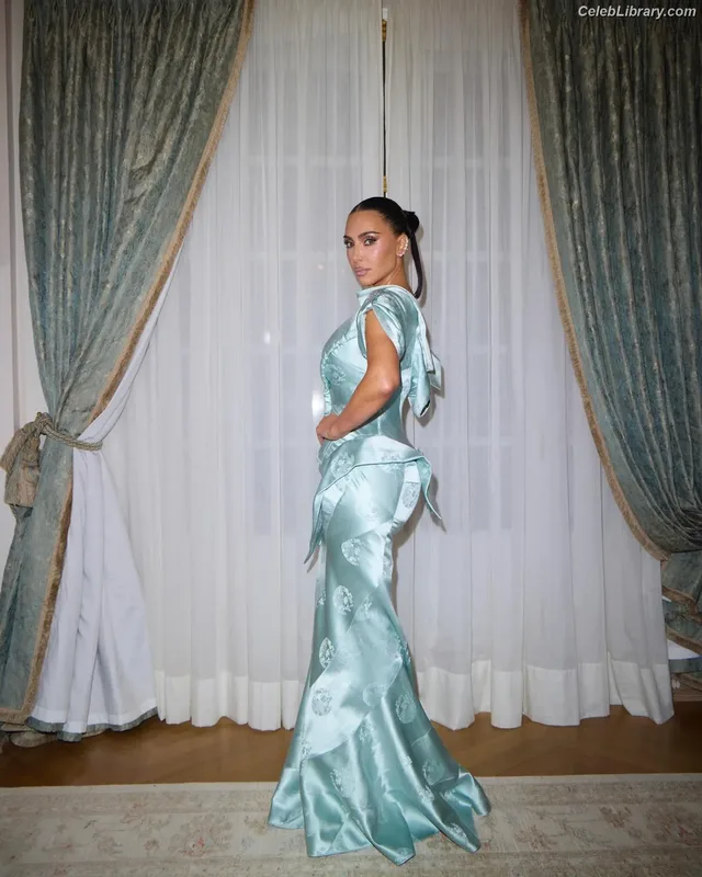 Kim Kardashian photo 22 of 4170