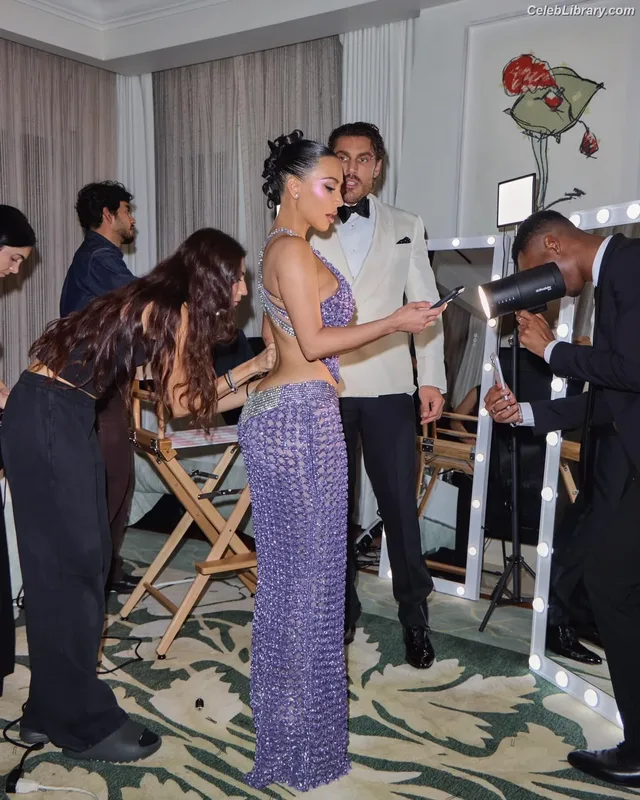 Kim Kardashian photo 8 of 4170