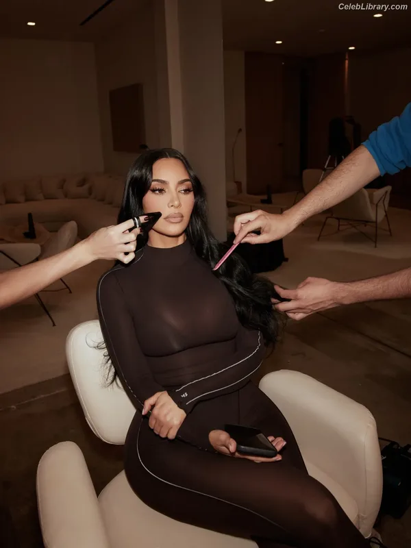 Kim Kardashian photo 12 of 4170