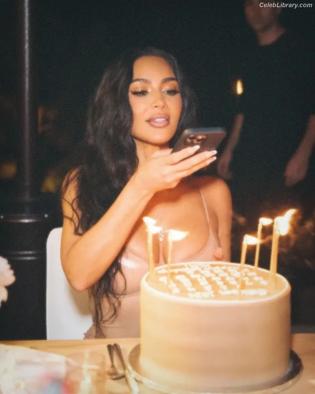 Kim Kardashian photo 1 of 4170
