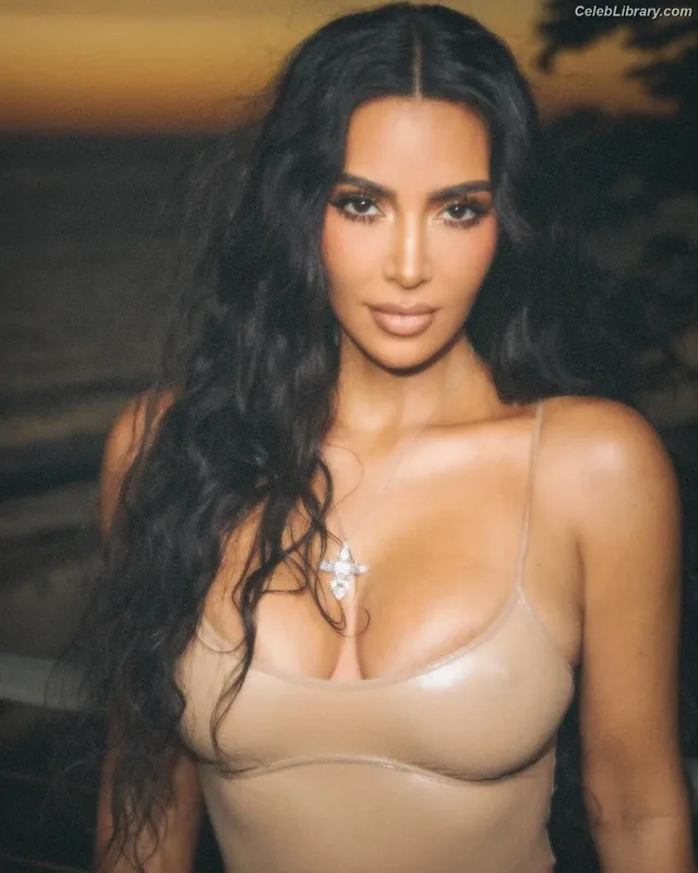 Kim Kardashian photo 10 of 4170