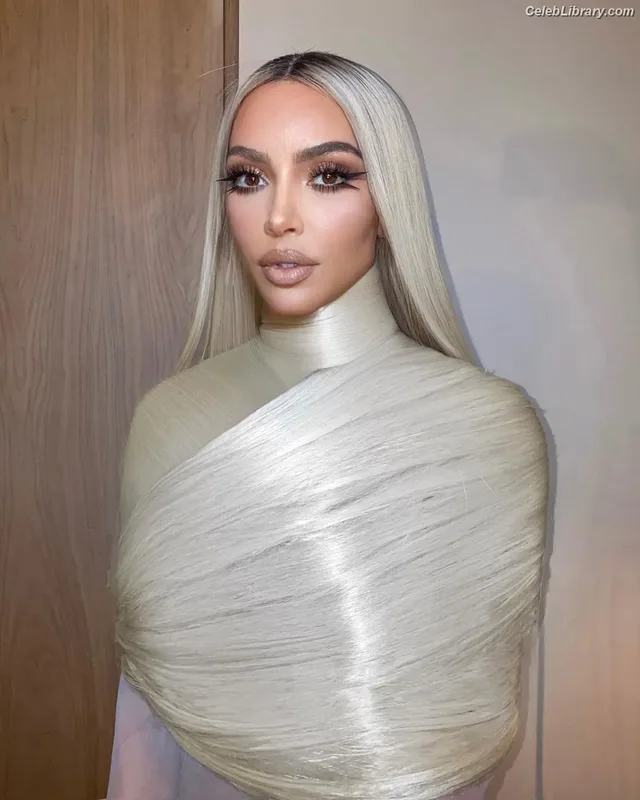 Kim Kardashian photo 17 of 4170