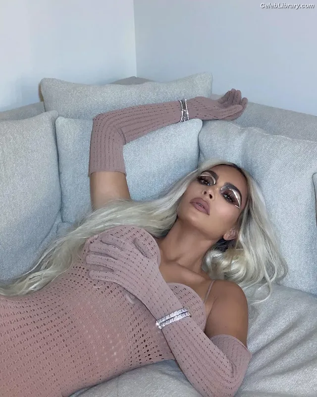 Kim Kardashian photo 18 of 4170
