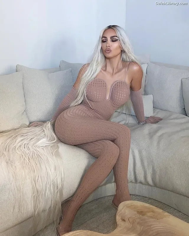 Kim Kardashian photo 20 of 4170