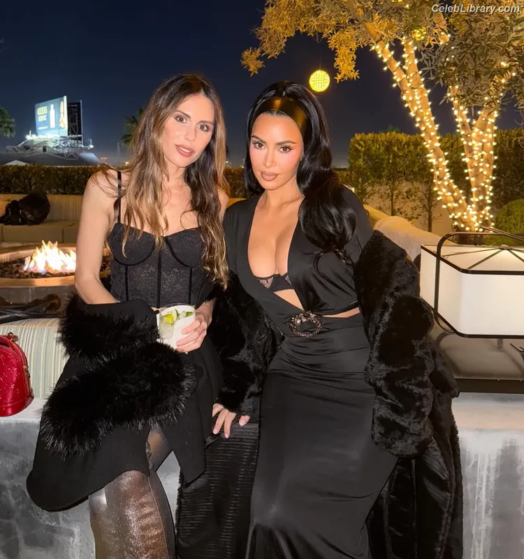 Kim Kardashian photo 23 of 4170