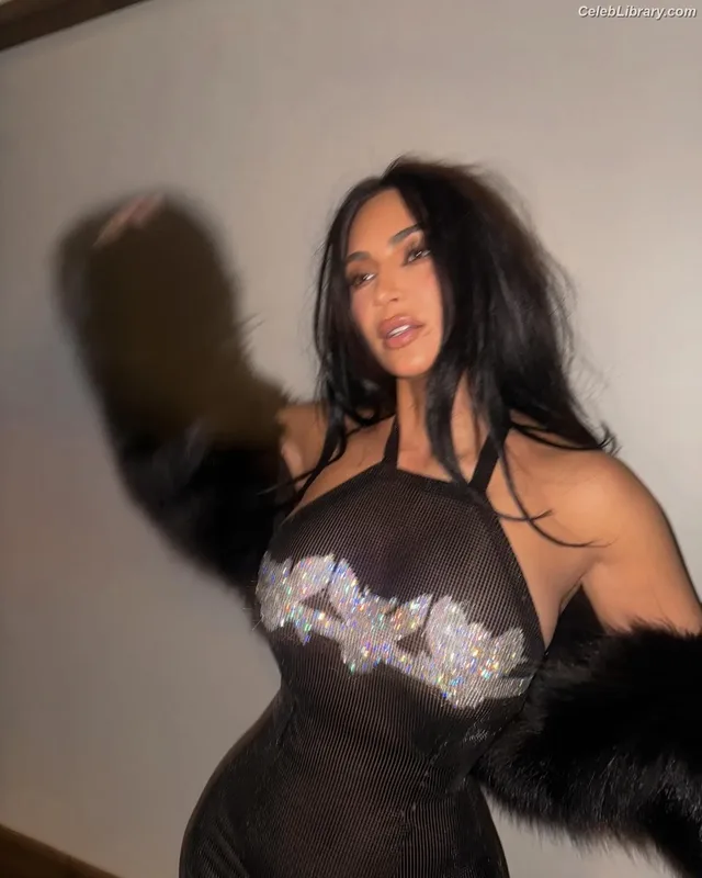 Kim Kardashian photo 3 of 4170