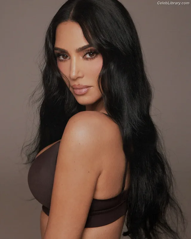 Kim Kardashian photo 7 of 4170