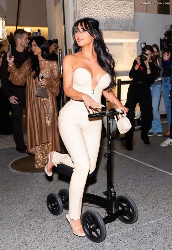 Kim Kardashian photo 18 of 4170