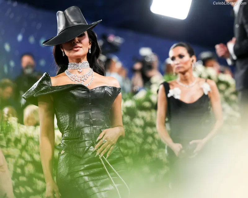 Kim Kardashian photo 7 of 4170