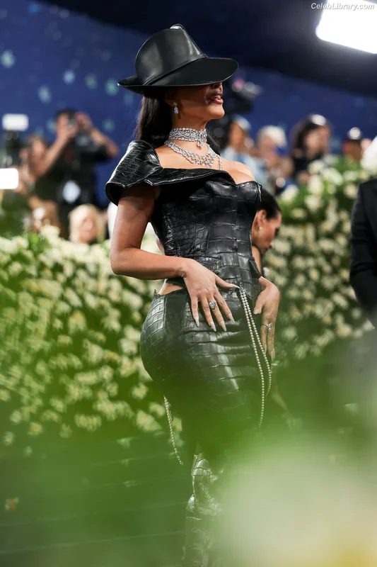Kim Kardashian photo 8 of 4170
