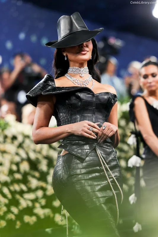 Kim Kardashian photo 9 of 4170
