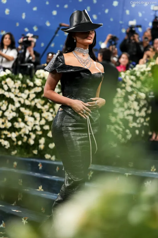 Kim Kardashian photo 12 of 4170