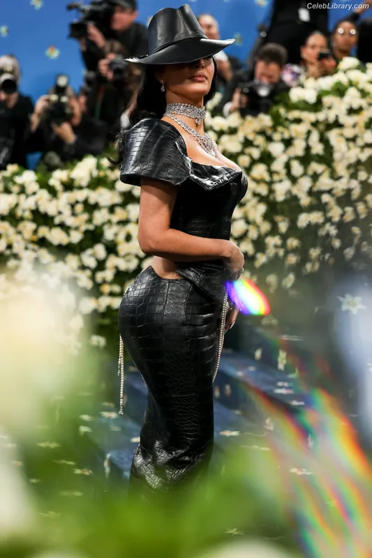 Kim Kardashian photo 16 of 4170
