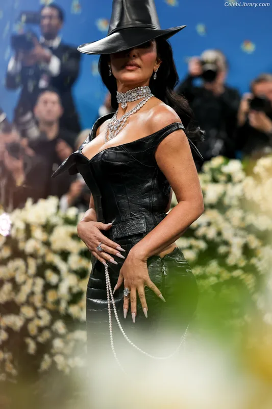 Kim Kardashian photo 17 of 4170