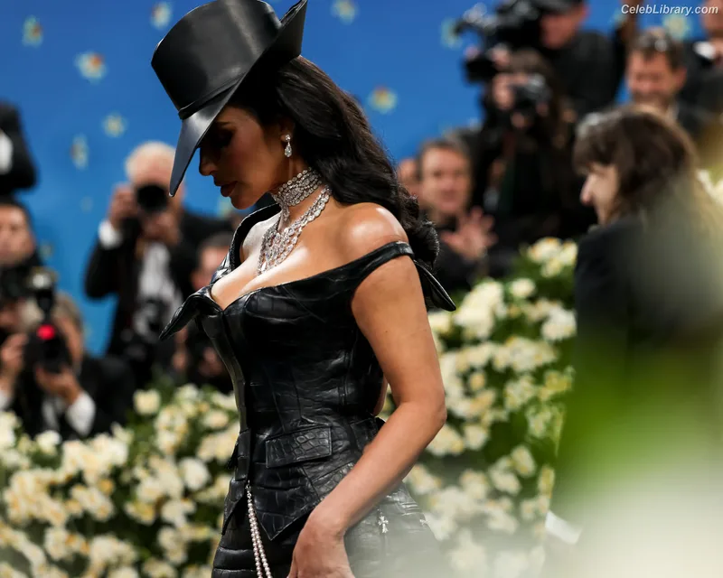 Kim Kardashian photo 18 of 4170