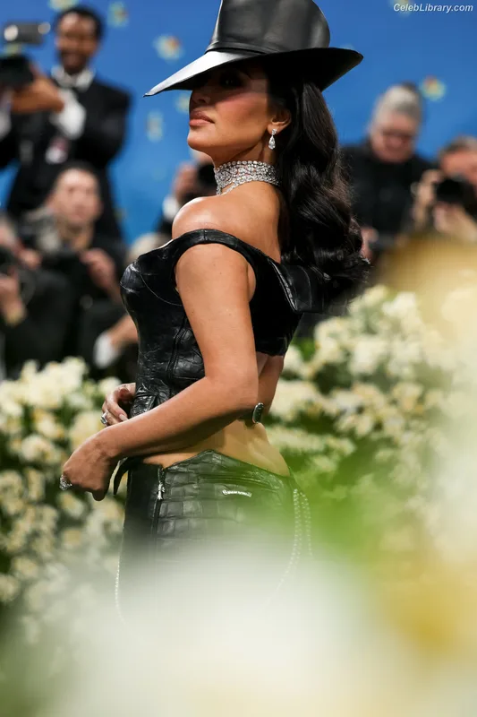 Kim Kardashian photo 19 of 4170