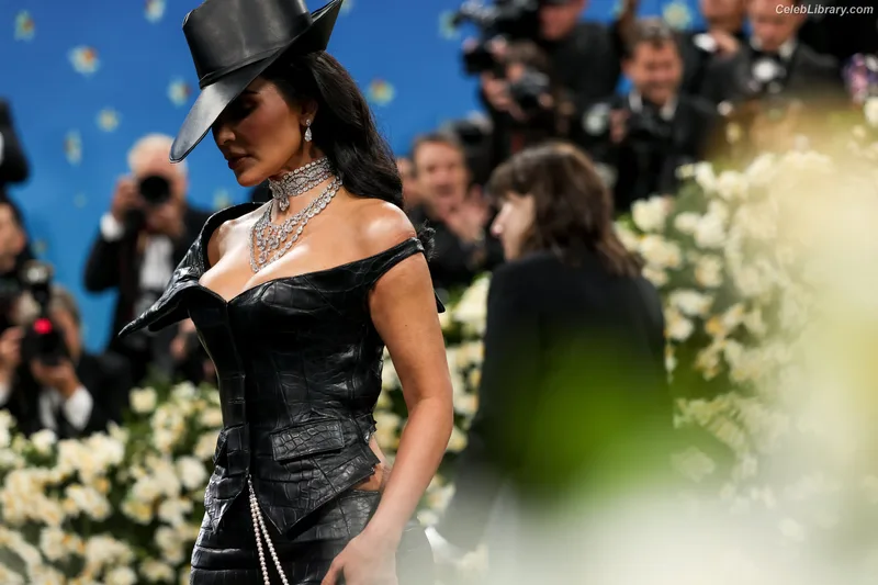 Kim Kardashian photo 21 of 4170