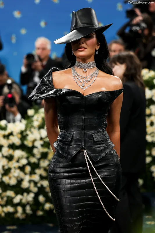 Kim Kardashian photo 22 of 4170