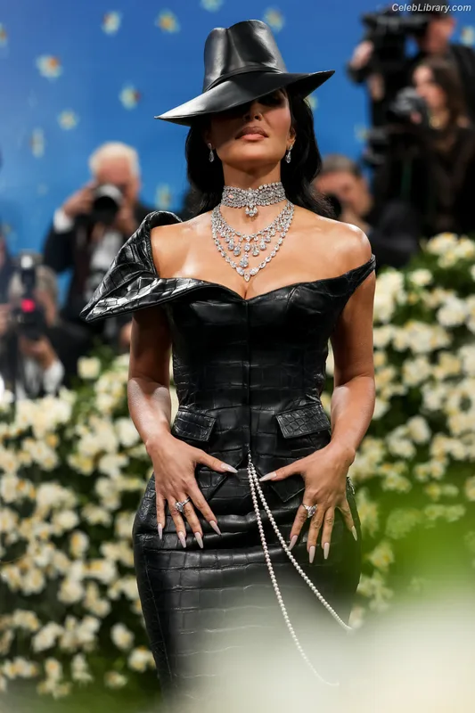 Kim Kardashian photo 1 of 4170