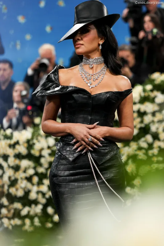 Kim Kardashian photo 2 of 4170