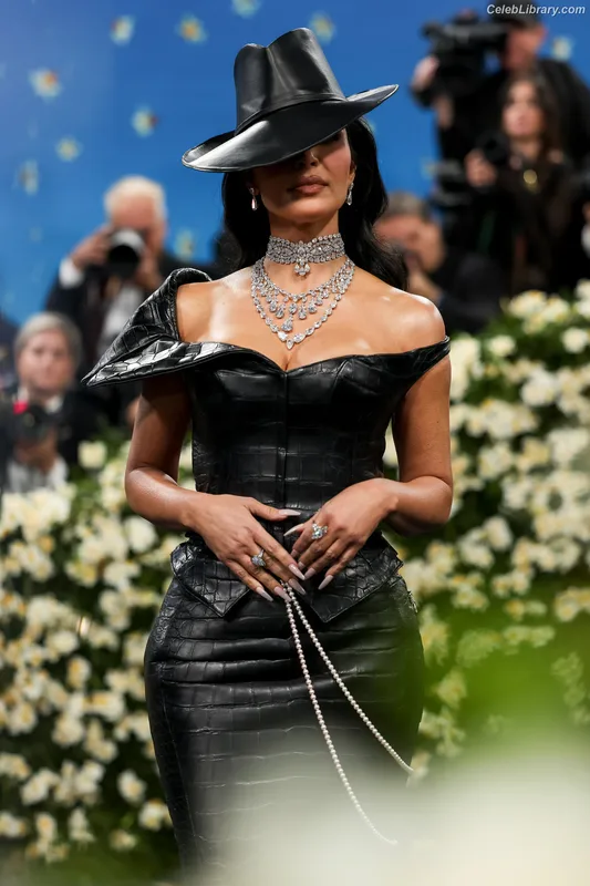 Kim Kardashian photo 3 of 4170