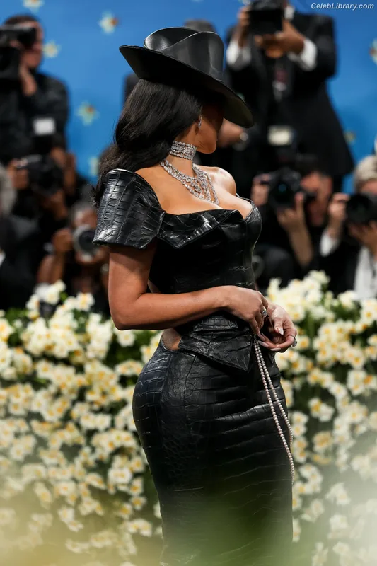 Kim Kardashian photo 4 of 4170