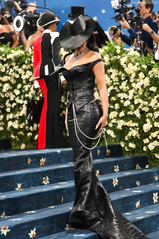 Kim Kardashian photo 5 of 4170