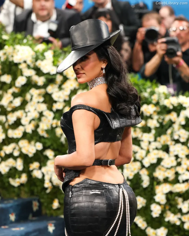 Kim Kardashian photo 6 of 4170