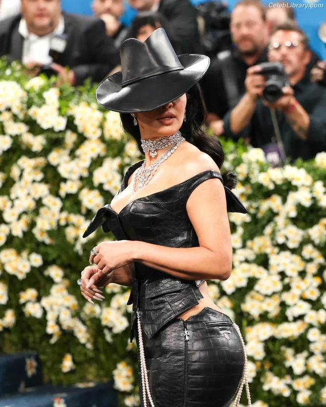 Kim Kardashian photo 8 of 4170
