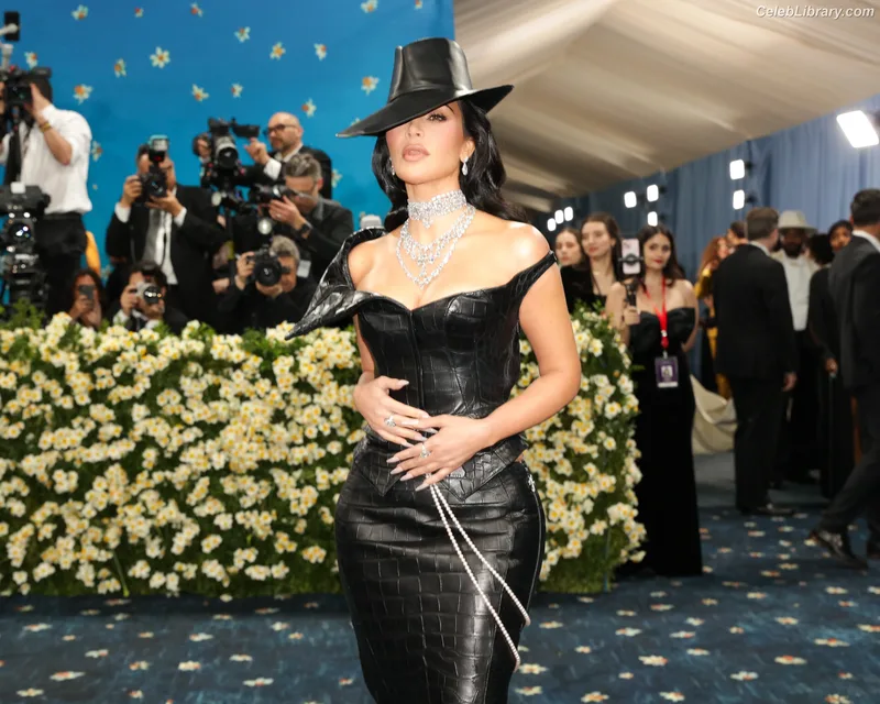 Kim Kardashian photo 10 of 4170