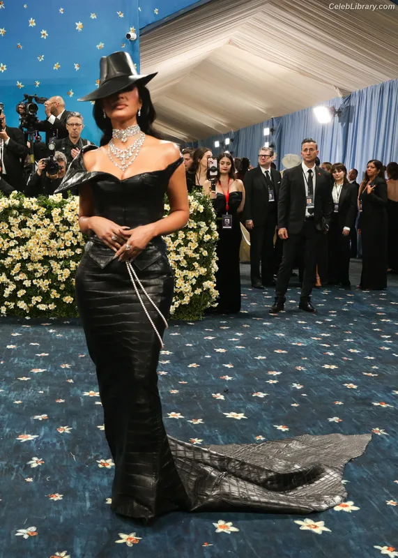 Kim Kardashian photo 11 of 4170