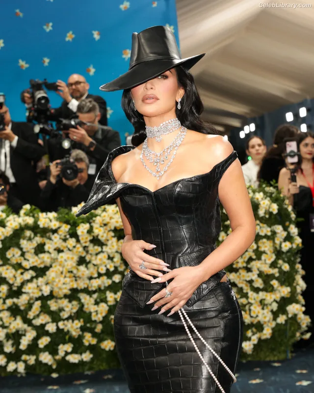 Kim Kardashian photo 12 of 4170